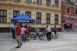 Slika PU_VS/Akcije/Vinkovci - bicikli/Trg31072014.jpg